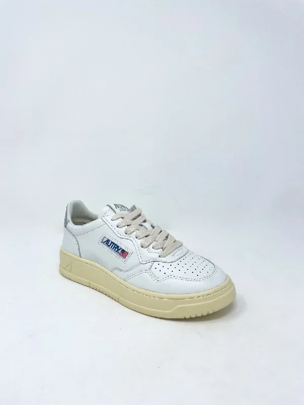 Medalist Low Sneakers in Leather White & Silver